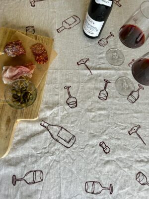 Tafelkleed Winery een flatlay met een borrelplank en twee glazen rode wijn